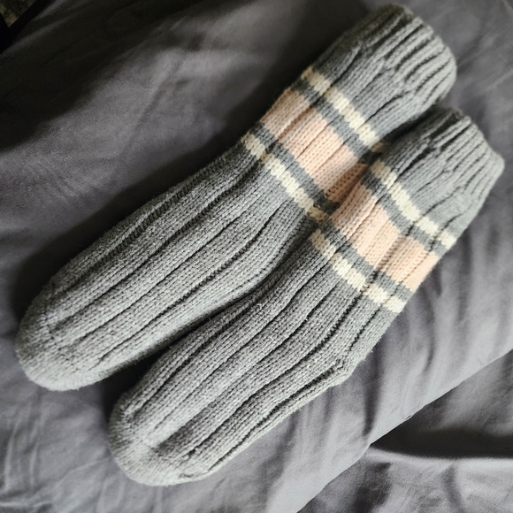 NWOT ✅️ Fur Lined Sock Slippers with Tread/ Grip - Picture 5 of 7